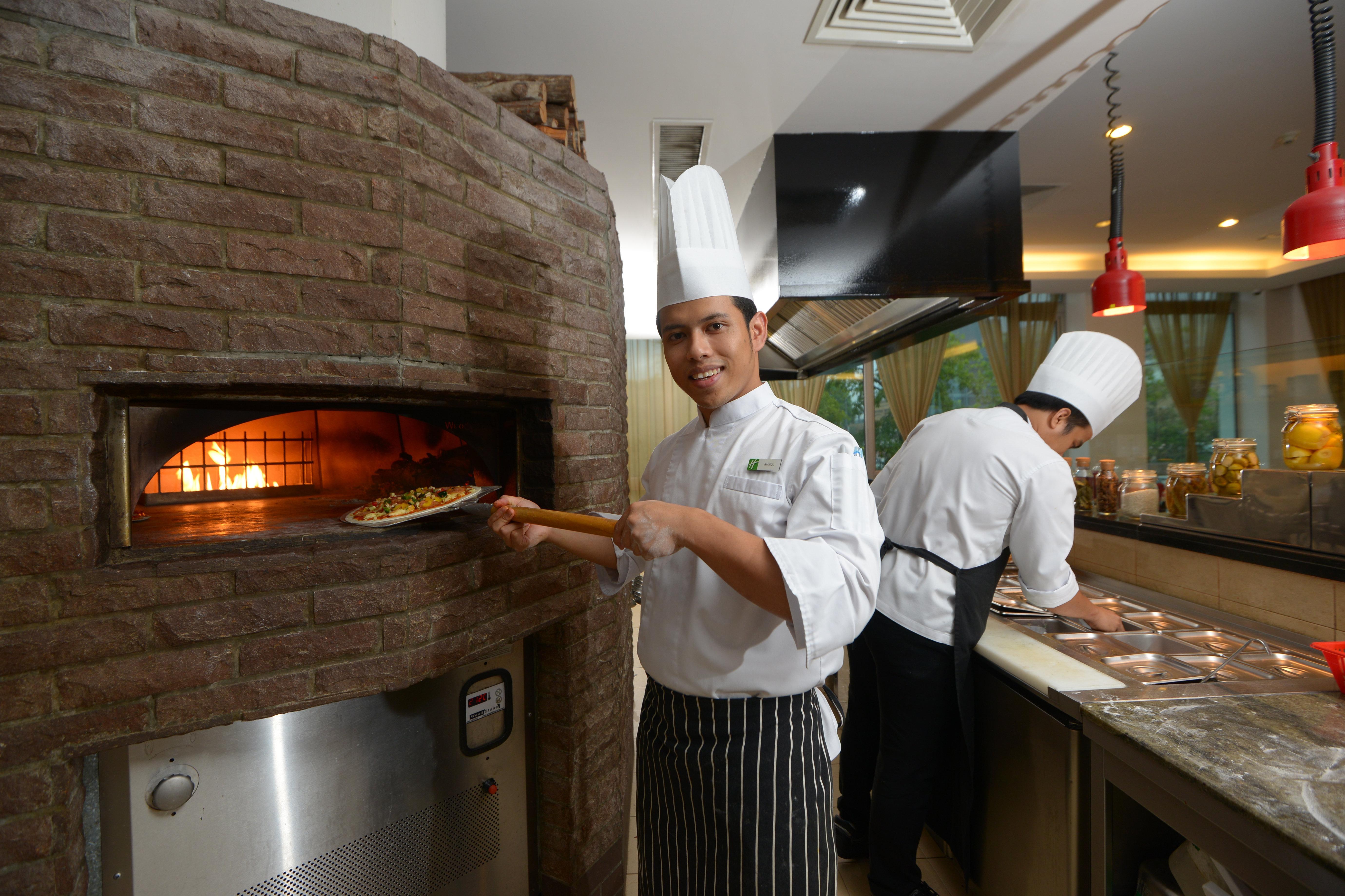Holiday Inn Melaka By Ihg Экстерьер фото A pizza oven in Kuala Lumpur, Malaysia