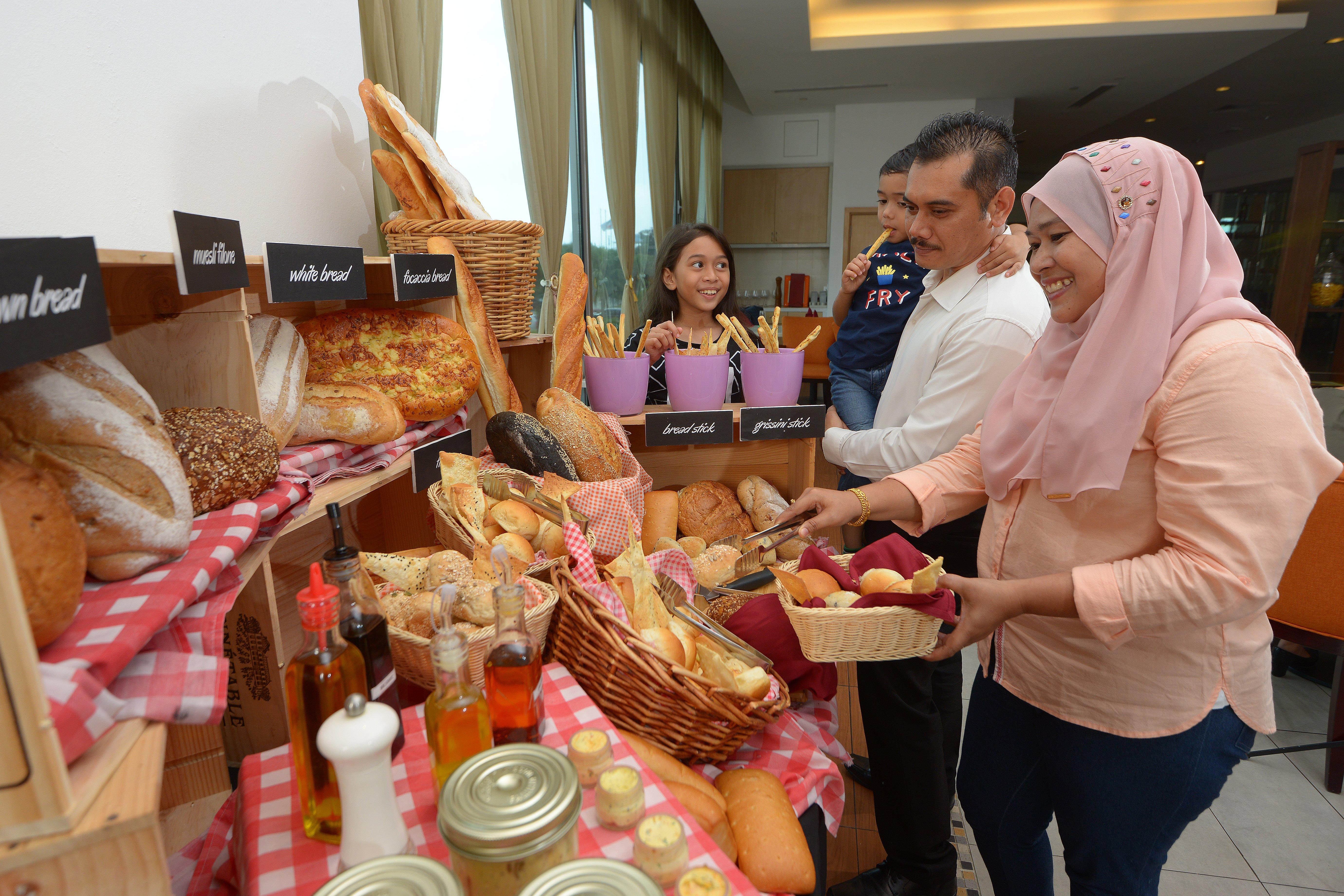 Holiday Inn Melaka By Ihg Экстерьер фото A bread station at a buffet