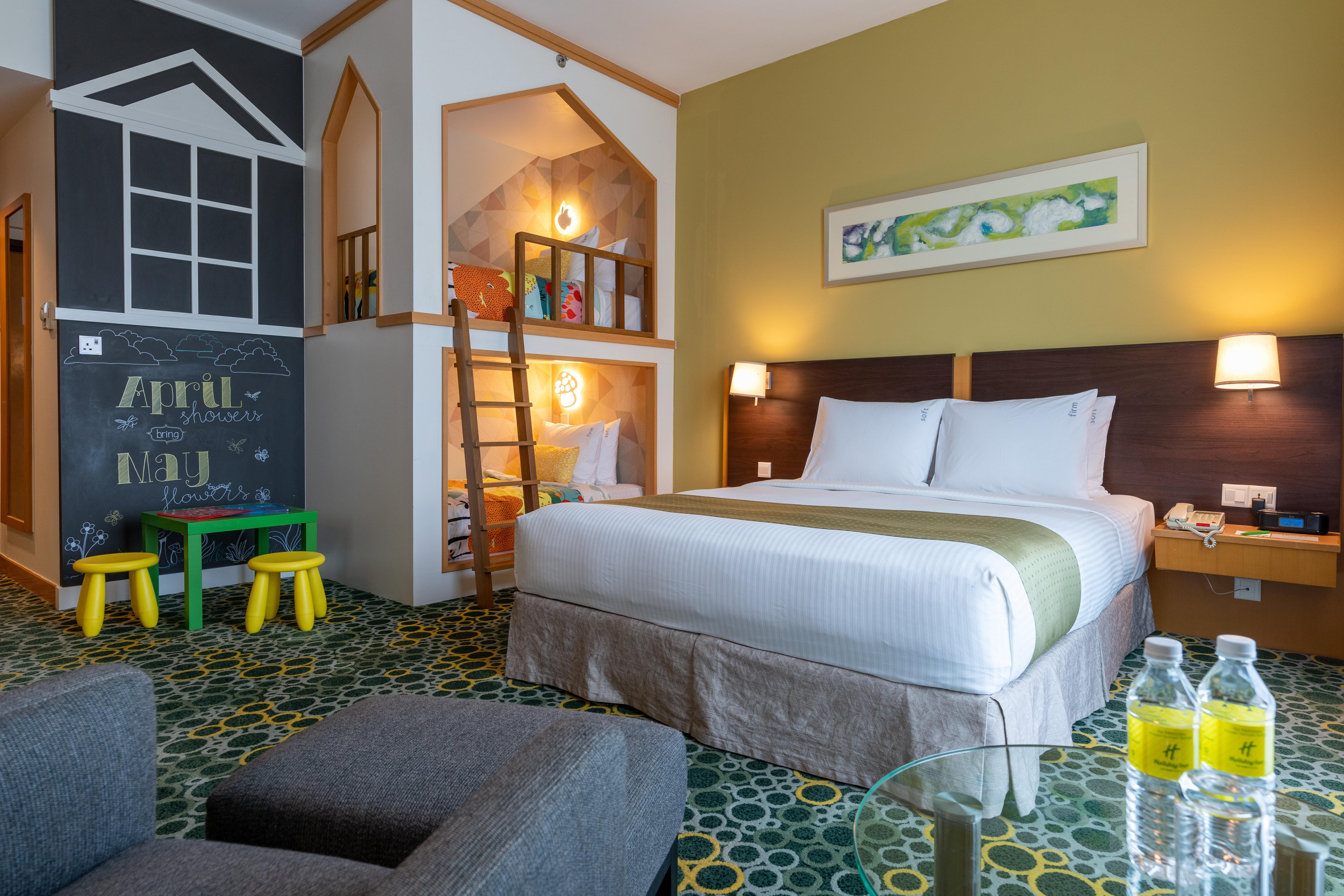 Holiday Inn Melaka By Ihg Экстерьер фото Family room at the hotel