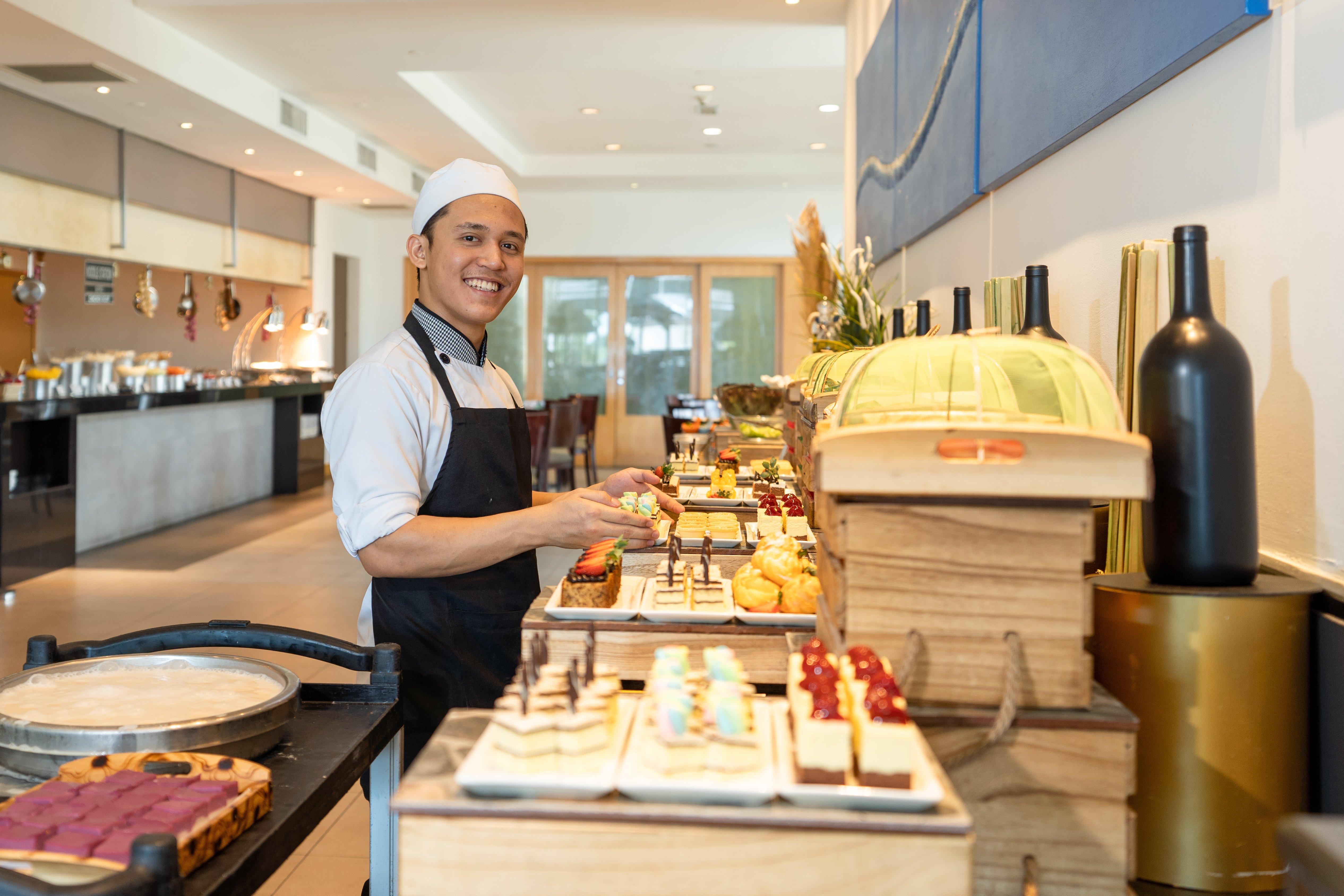 Holiday Inn Melaka By Ihg Экстерьер фото A chef at work