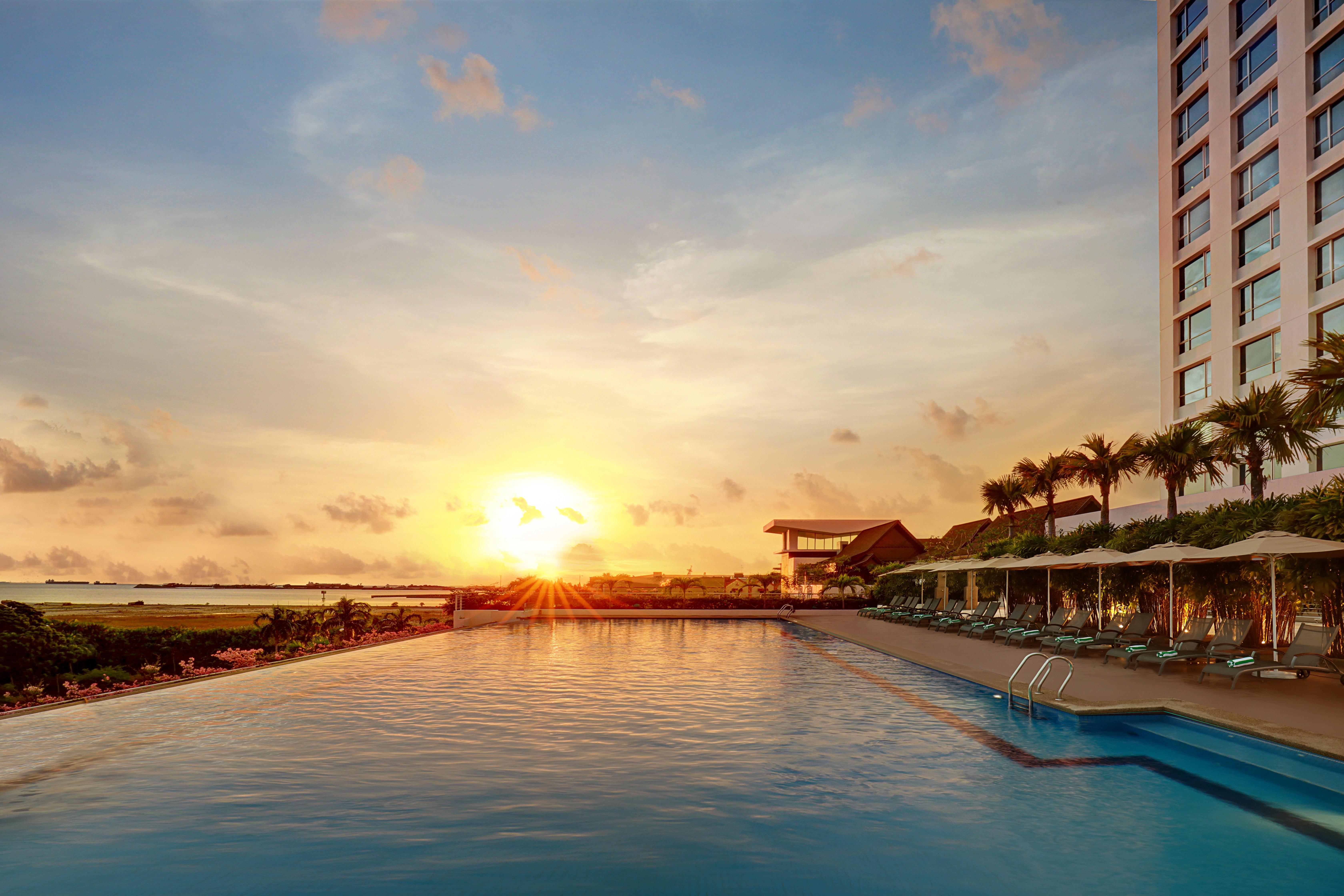 Holiday Inn Melaka By Ihg Экстерьер фото Sunset at the pool