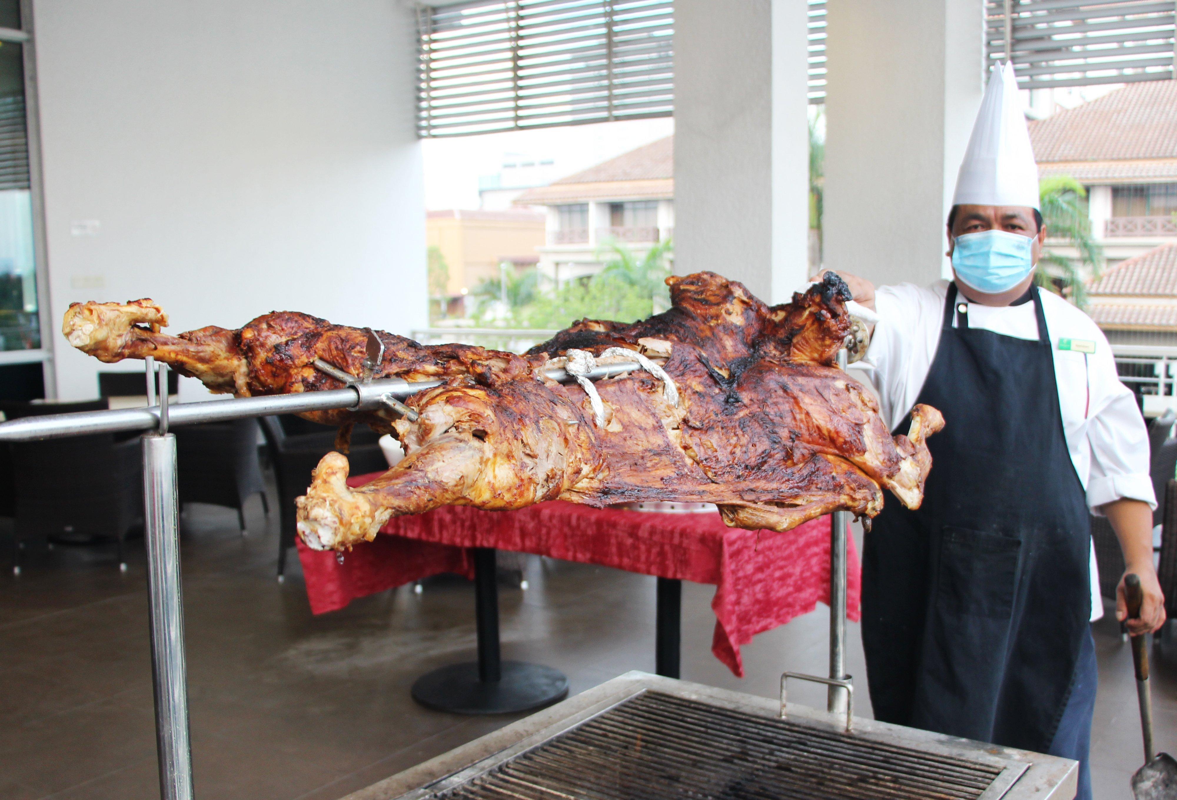 Holiday Inn Melaka By Ihg Экстерьер фото A whole roast ox