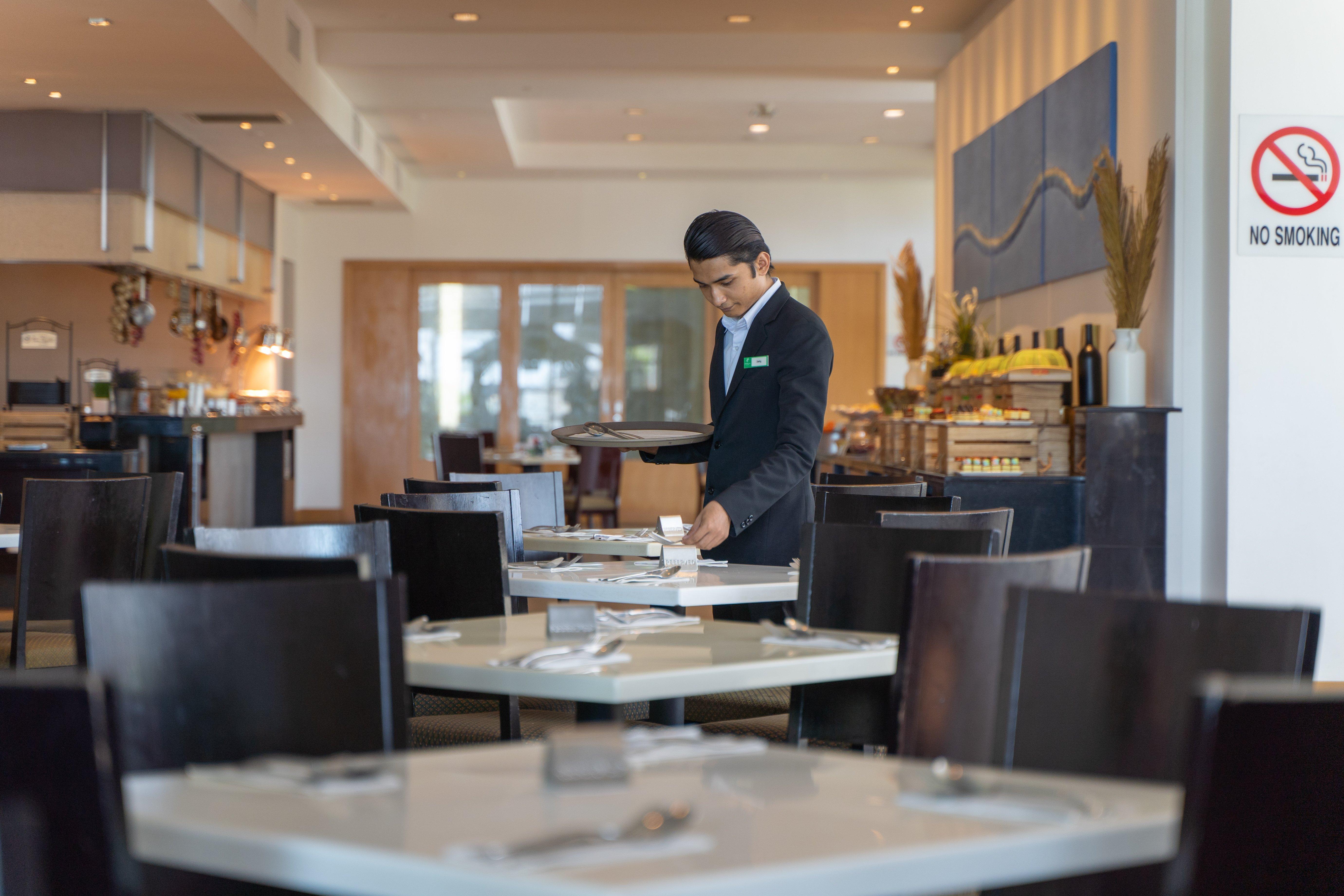 Holiday Inn Melaka By Ihg Экстерьер фото A restaurant in a hotel