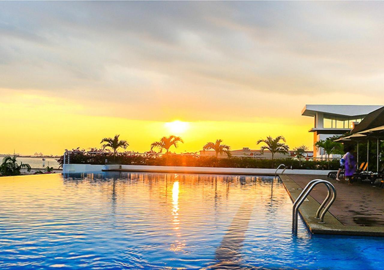 Holiday Inn Melaka By Ihg Экстерьер фото Sunset at the pool