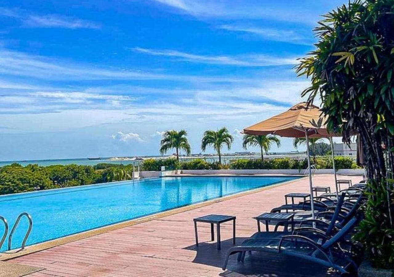 Holiday Inn Melaka By Ihg Экстерьер фото Infinity pool at the 10th floor of the hotel