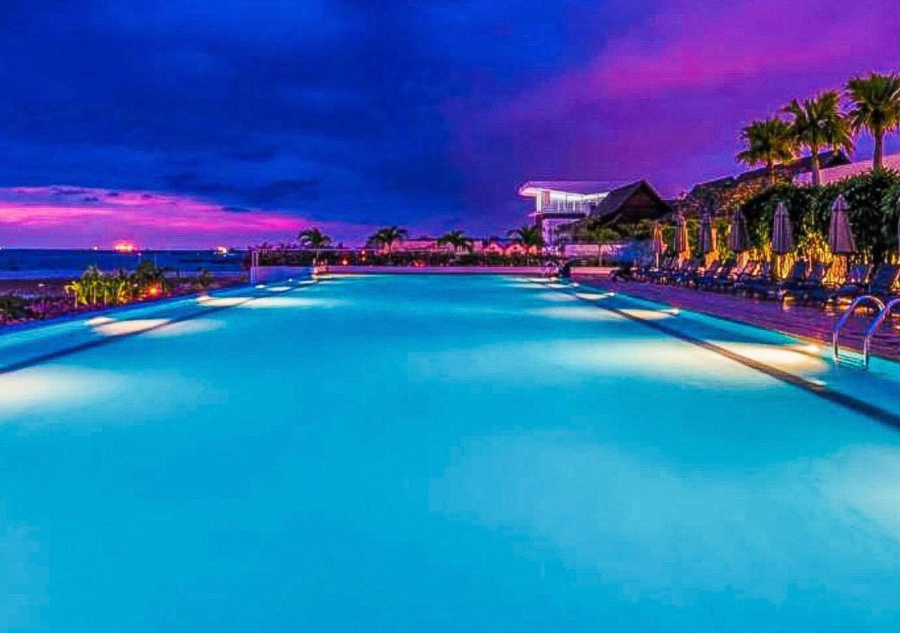Holiday Inn Melaka By Ihg Экстерьер фото Infinity pool at the Hard Rock Hotel in Cancun, Mexico