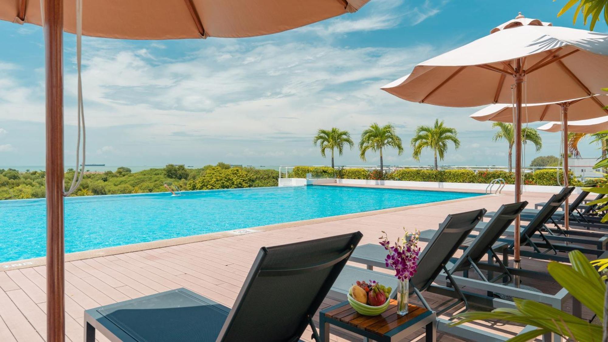 Holiday Inn Melaka By Ihg Экстерьер фото The pool at the hotel