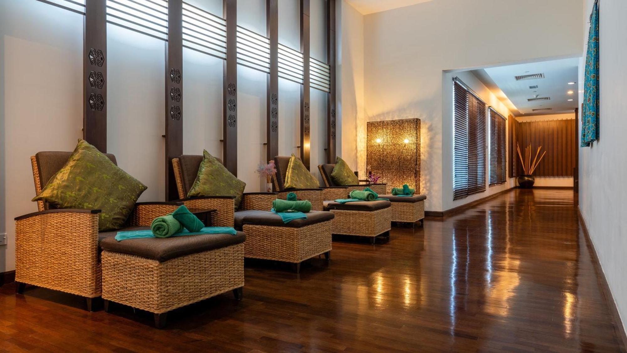 Holiday Inn Melaka By Ihg Экстерьер фото The waiting area at the airport